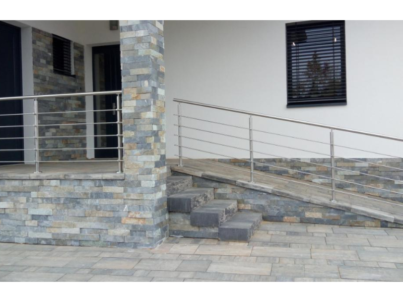 nerezové zábradlie v exteriéri