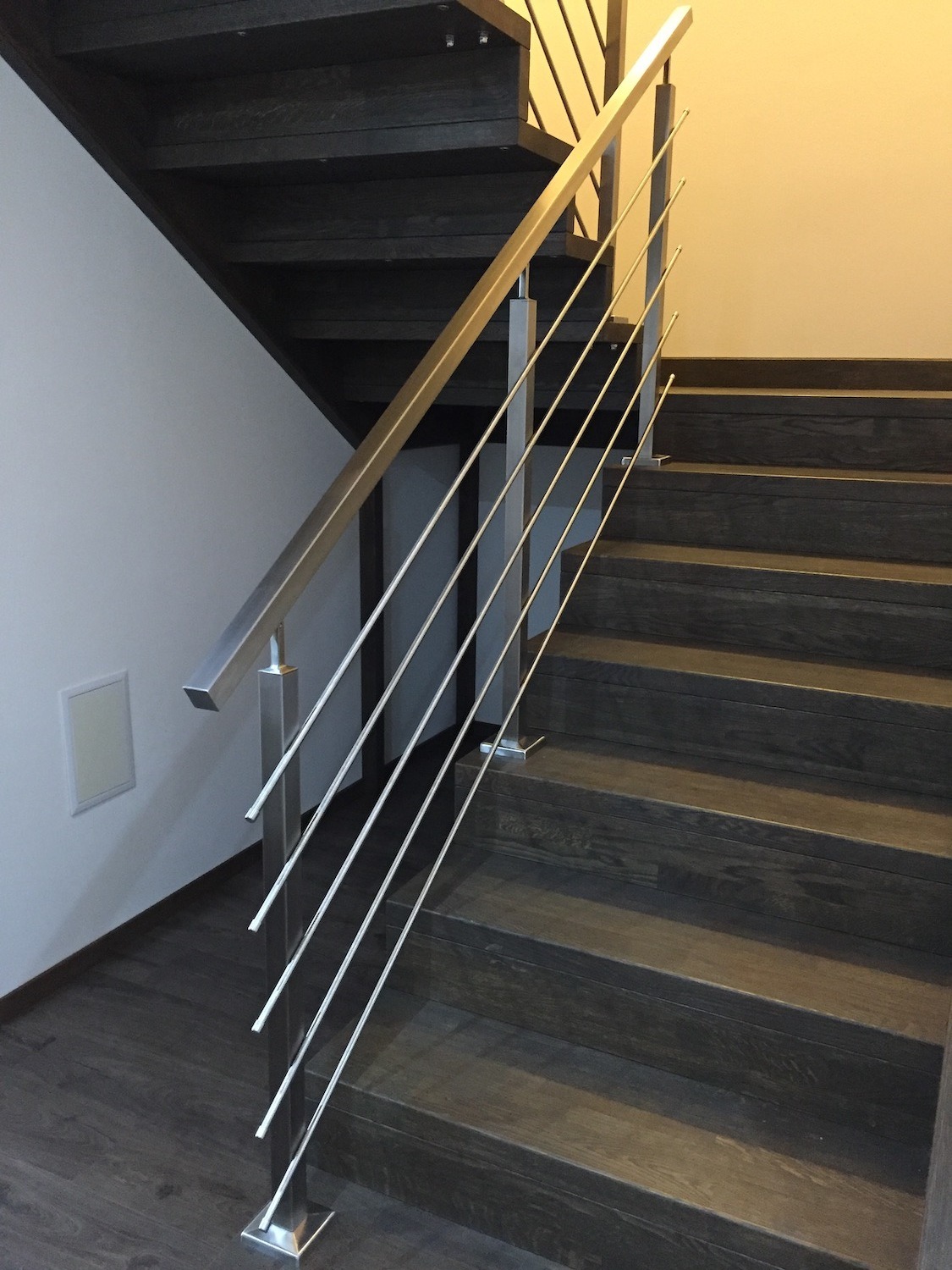 nerezové zábradlie v interiéri